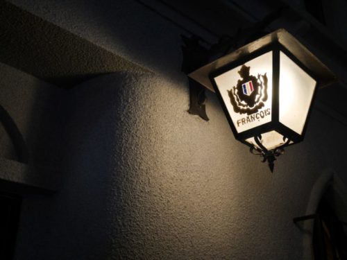 フランソワ喫茶室の街灯に電気が灯る