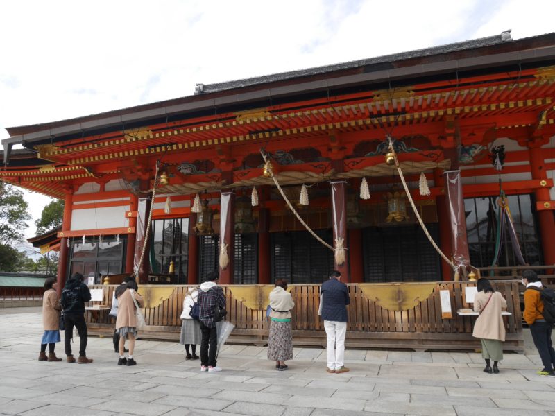 八坂神社で神様に挨拶する人々
