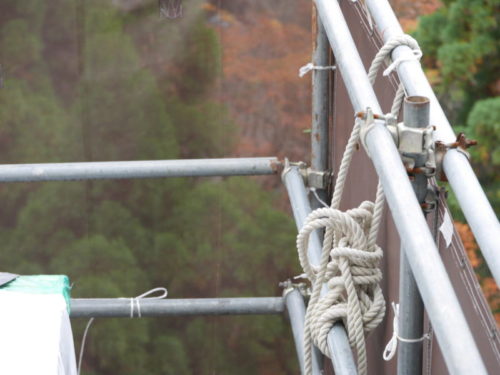 ロープで固定されている舞台工事の様子