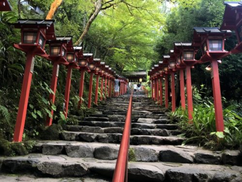 貴船神社の参道の灯籠階段